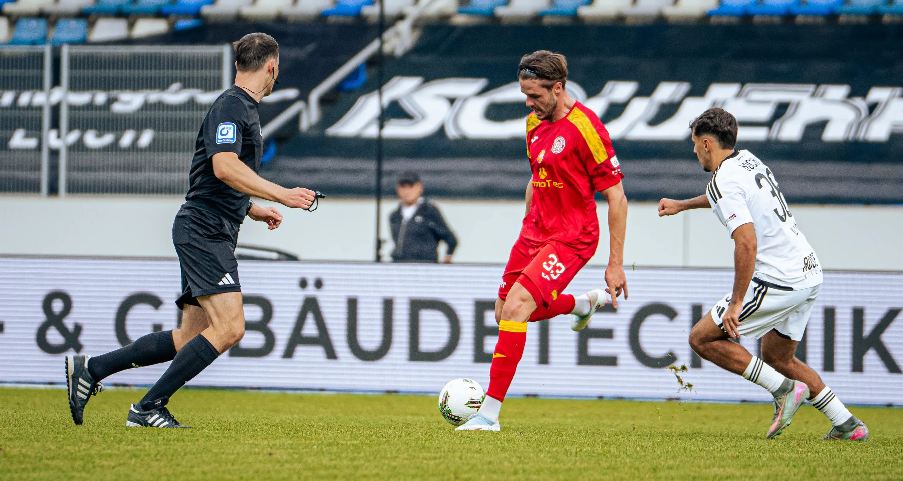 Freitagabend Flutlichtspiel bei den Sportfreunden Siegen 