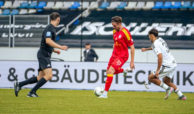 Freitagabend Flutlichtspiel bei den Sportfreunden Siegen 