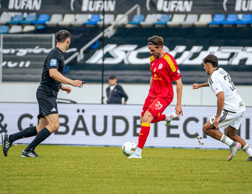 Freitagabend Flutlichtspiel bei den Sportfreunden Siegen 